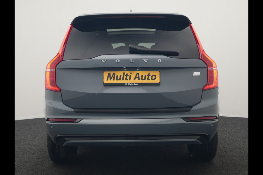 Volvo XC90 T8 Recharge AWD Plus Dark 7 Persoons LONG RANGE Plug In Hybrid 455pk Dealer O.H. PHEV | Trekhaak Af Fabriek | Panodak | Adaptive Cruise | Camera | Harman / Kardon | Lederen Sportstoelen Memory & Verwarmd | Google Assistent | Stuur Verwarmd | Keyless | Blis | 22"L.M |