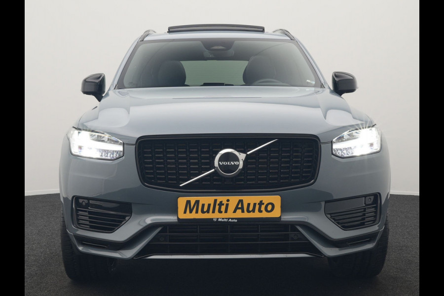Volvo XC90 T8 Recharge AWD Plus Dark 7 Persoons LONG RANGE Plug In Hybrid 455pk Dealer O.H. PHEV | Trekhaak Af Fabriek | Panodak | Adaptive Cruise | Camera | Harman / Kardon | Lederen Sportstoelen Memory & Verwarmd | Google Assistent | Stuur Verwarmd | Keyless | Blis | 22"L.M |