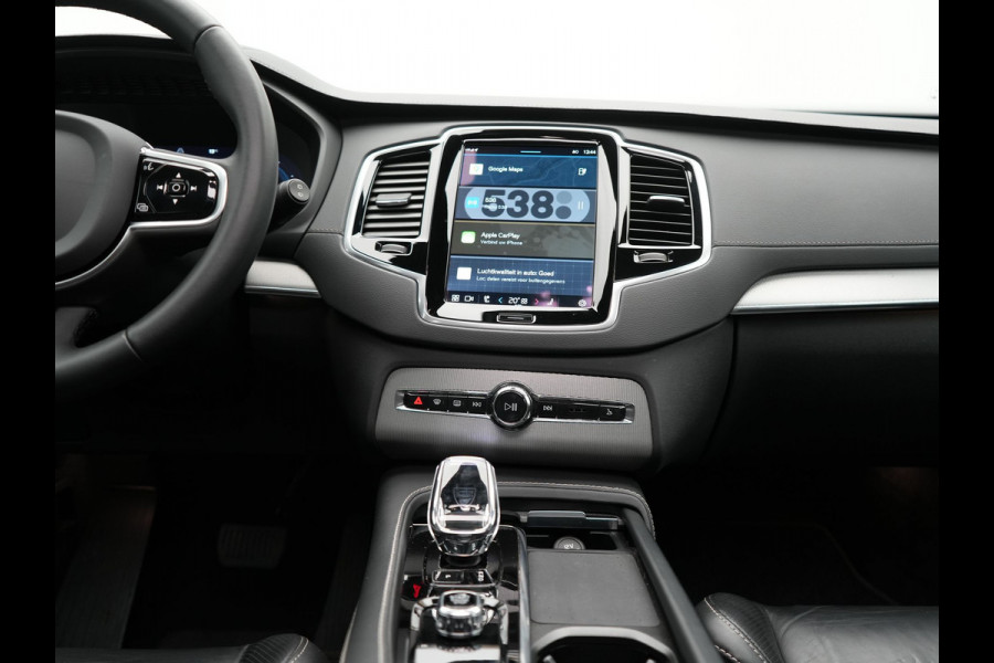 Volvo XC90 T8 Recharge AWD Plus Dark 7 Persoons LONG RANGE Plug In Hybrid 455pk Dealer O.H. PHEV | Trekhaak Af Fabriek | Panodak | Adaptive Cruise | Camera | Harman / Kardon | Lederen Sportstoelen Memory & Verwarmd | Google Assistent | Stuur Verwarmd | Keyless | Blis | 22"L.M |