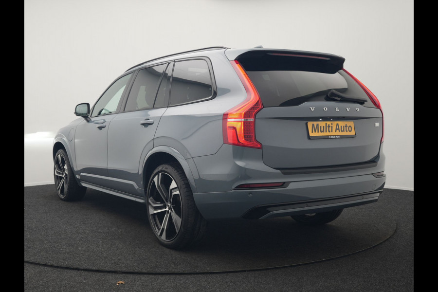 Volvo XC90 T8 Recharge AWD Plus Dark 7 Persoons LONG RANGE Plug In Hybrid 455pk Dealer O.H. PHEV | Trekhaak Af Fabriek | Panodak | Adaptive Cruise | Camera | Harman / Kardon | Lederen Sportstoelen Memory & Verwarmd | Google Assistent | Stuur Verwarmd | Keyless | Blis | 22"L.M |
