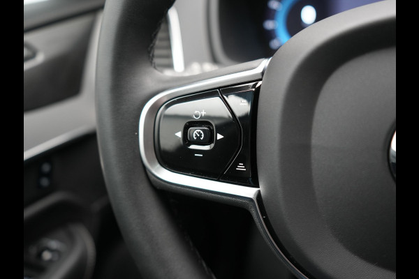 Volvo XC90 T8 Recharge AWD Plus Dark 7 Persoons LONG RANGE Plug In Hybrid 455pk Dealer O.H. PHEV | Trekhaak Af Fabriek | Panodak | Adaptive Cruise | Camera | Harman / Kardon | Lederen Sportstoelen Memory & Verwarmd | Google Assistent | Stuur Verwarmd | Keyless | Blis | 22"L.M |