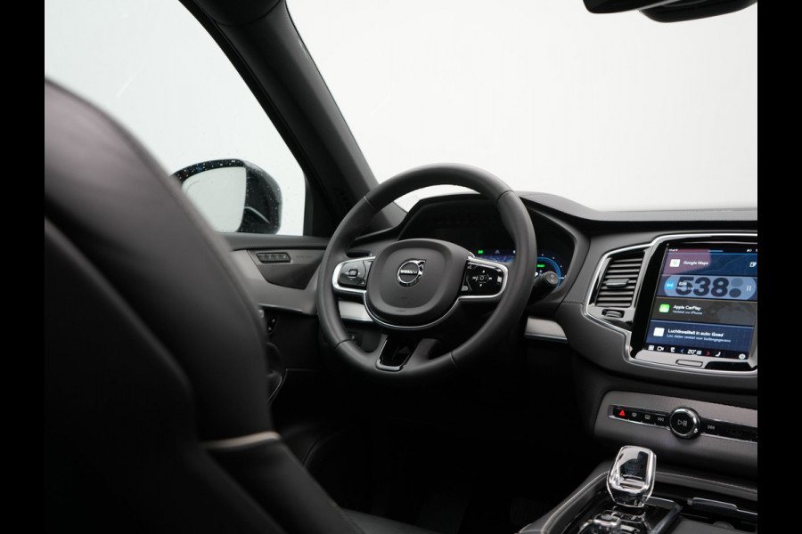 Volvo XC90 T8 Recharge AWD Plus Dark 7 Persoons LONG RANGE Plug In Hybrid 455pk Dealer O.H. PHEV | Trekhaak Af Fabriek | Panodak | Adaptive Cruise | Camera | Harman / Kardon | Lederen Sportstoelen Memory & Verwarmd | Google Assistent | Stuur Verwarmd | Keyless | Blis | 22"L.M |