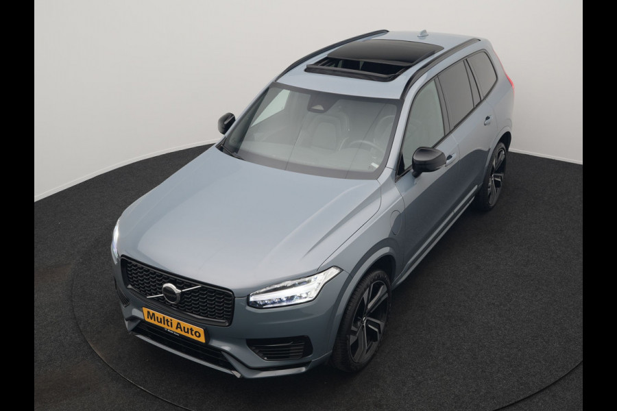Volvo XC90 T8 Recharge AWD Plus Dark 7 Persoons LONG RANGE Plug In Hybrid 455pk Dealer O.H. PHEV | Trekhaak Af Fabriek | Panodak | Adaptive Cruise | Camera | Harman / Kardon | Lederen Sportstoelen Memory & Verwarmd | Google Assistent | Stuur Verwarmd | Keyless | Blis | 22"L.M |