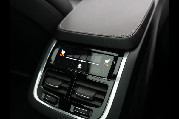 Volvo XC90 T8 Recharge AWD Plus Dark 7 Persoons LONG RANGE Plug In Hybrid 455pk Dealer O.H. PHEV | Trekhaak Af Fabriek | Panodak | Adaptive Cruise | Camera | Harman / Kardon | Lederen Sportstoelen Memory & Verwarmd | Google Assistent | Stuur Verwarmd | Keyless | Blis | 22"L.M |