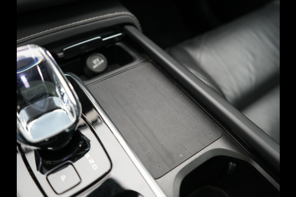 Volvo XC90 T8 Recharge AWD Plus Dark 7 Persoons LONG RANGE Plug In Hybrid 455pk Dealer O.H. PHEV | Trekhaak Af Fabriek | Panodak | Adaptive Cruise | Camera | Harman / Kardon | Lederen Sportstoelen Memory & Verwarmd | Google Assistent | Stuur Verwarmd | Keyless | Blis | 22"L.M |
