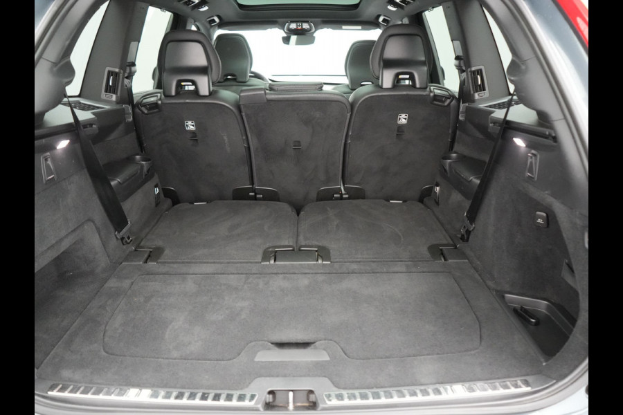 Volvo XC90 T8 Recharge AWD Plus Dark 7 Persoons LONG RANGE Plug In Hybrid 455pk Dealer O.H. PHEV | Trekhaak Af Fabriek | Panodak | Adaptive Cruise | Camera | Harman / Kardon | Lederen Sportstoelen Memory & Verwarmd | Google Assistent | Stuur Verwarmd | Keyless | Blis | 22"L.M |