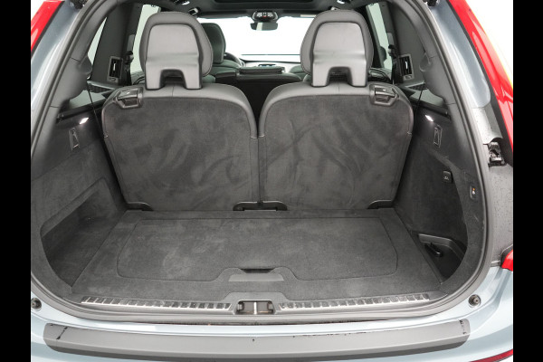 Volvo XC90 T8 Recharge AWD Plus Dark 7 Persoons LONG RANGE Plug In Hybrid 455pk Dealer O.H. PHEV | Trekhaak Af Fabriek | Panodak | Adaptive Cruise | Camera | Harman / Kardon | Lederen Sportstoelen Memory & Verwarmd | Google Assistent | Stuur Verwarmd | Keyless | Blis | 22"L.M |
