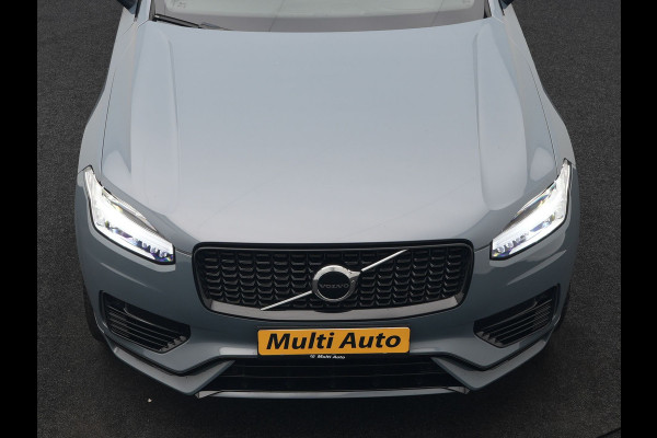 Volvo XC90 T8 Recharge AWD Plus Dark 7 Persoons LONG RANGE Plug In Hybrid 455pk Dealer O.H. PHEV | Trekhaak Af Fabriek | Panodak | Adaptive Cruise | Camera | Harman / Kardon | Lederen Sportstoelen Memory & Verwarmd | Google Assistent | Stuur Verwarmd | Keyless | Blis | 22"L.M |