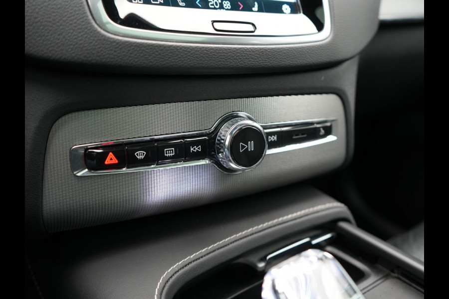 Volvo XC90 T8 Recharge AWD Plus Dark 7 Persoons LONG RANGE Plug In Hybrid 455pk Dealer O.H. PHEV | Trekhaak Af Fabriek | Panodak | Adaptive Cruise | Camera | Harman / Kardon | Lederen Sportstoelen Memory & Verwarmd | Google Assistent | Stuur Verwarmd | Keyless | Blis | 22"L.M |