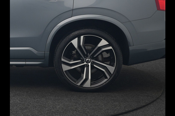 Volvo XC90 T8 Recharge AWD Plus Dark 7 Persoons LONG RANGE Plug In Hybrid 455pk Dealer O.H. PHEV | Trekhaak Af Fabriek | Panodak | Adaptive Cruise | Camera | Harman / Kardon | Lederen Sportstoelen Memory & Verwarmd | Google Assistent | Stuur Verwarmd | Keyless | Blis | 22"L.M |