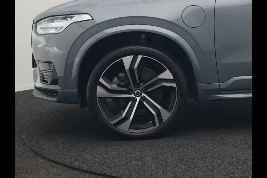 Volvo XC90 T8 Recharge AWD Plus Dark 7 Persoons LONG RANGE Plug In Hybrid 455pk Dealer O.H. PHEV | Trekhaak Af Fabriek | Panodak | Adaptive Cruise | Camera | Harman / Kardon | Lederen Sportstoelen Memory & Verwarmd | Google Assistent | Stuur Verwarmd | Keyless | Blis | 22"L.M |