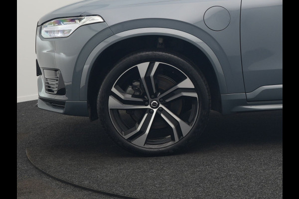Volvo XC90 T8 Recharge AWD Plus Dark 7 Persoons LONG RANGE Plug In Hybrid 455pk Dealer O.H. PHEV | Trekhaak Af Fabriek | Panodak | Adaptive Cruise | Camera | Harman / Kardon | Lederen Sportstoelen Memory & Verwarmd | Google Assistent | Stuur Verwarmd | Keyless | Blis | 22"L.M |