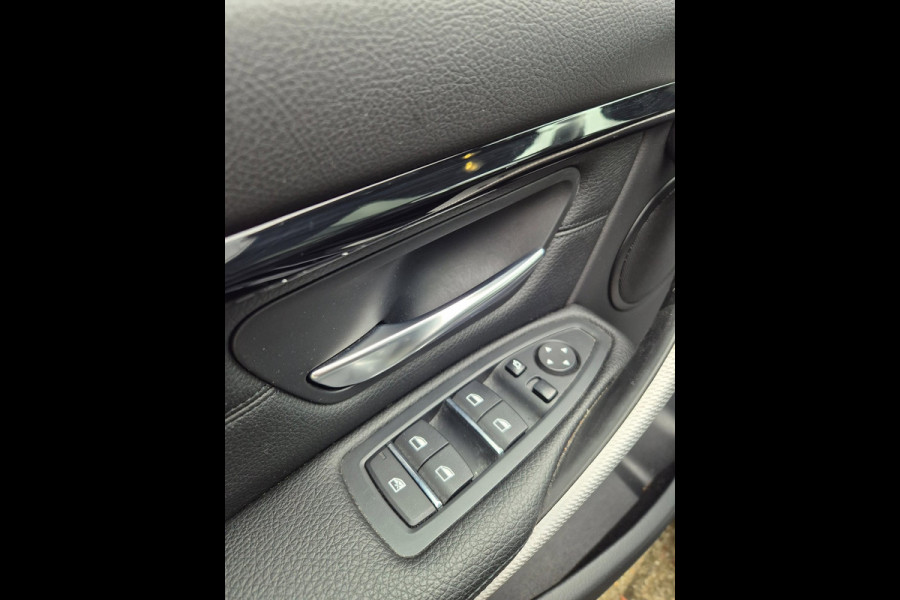 BMW 3 Serie Touring 330i M Sport Panoramadak High Executive Apple CarPlay Lm Velgen breedset Stuurverwarming M Aerodynamics