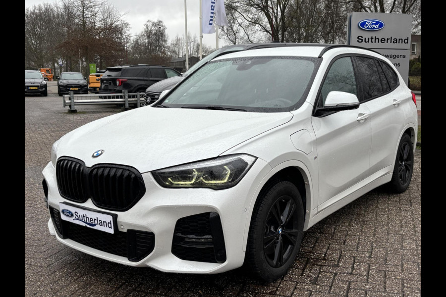 BMW X1 xDrive25e M Sport | Bellen voor bezichtiging | 220 PK PHEV | Plug-in Hybride | M pakket | Trekhaak | 19 inch | Camera | Sportstoelen | Stoelverwarming | Adaptive Led | Individual dakhemel | Elektrische achterklep | SCI