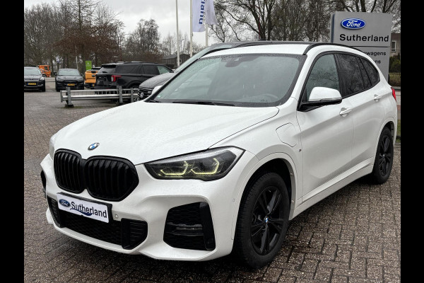 BMW X1 xDrive25e M Sport | Bellen voor bezichtiging | 220 PK PHEV | Plug-in Hybride | M pakket | Trekhaak | 19 inch | Camera | Sportstoelen | Stoelverwarming | Adaptive Led | Individual dakhemel | Elektrische achterklep | SCI