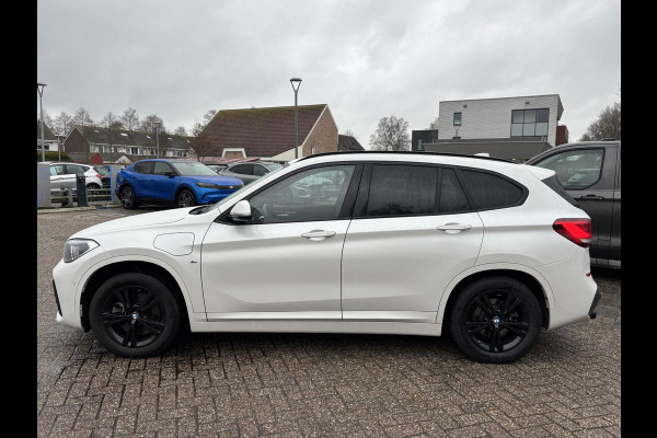 BMW X1 xDrive25e M Sport | Bellen voor bezichtiging | 220 PK PHEV | Plug-in Hybride | M pakket | Trekhaak | 19 inch | Camera | Sportstoelen | Stoelverwarming | Adaptive Led | Individual dakhemel | Elektrische achterklep | SCI