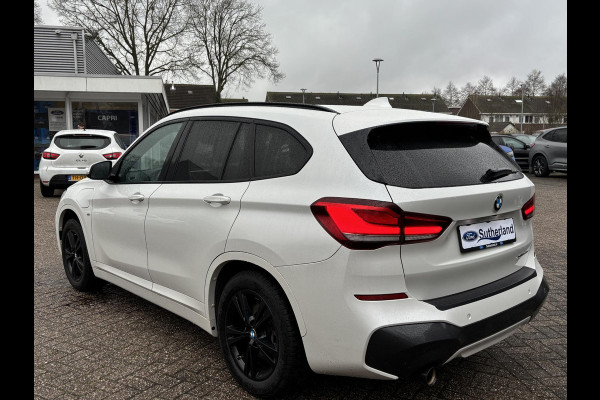 BMW X1 xDrive25e M Sport | Bellen voor bezichtiging | 220 PK PHEV | Plug-in Hybride | M pakket | Trekhaak | 19 inch | Camera | Sportstoelen | Stoelverwarming | Adaptive Led | Individual dakhemel | Elektrische achterklep | SCI