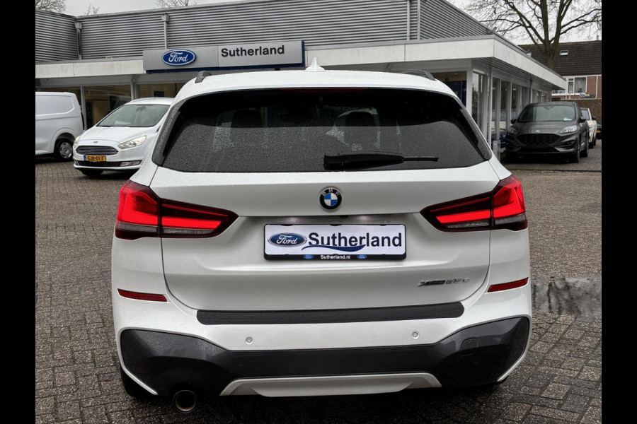 BMW X1 xDrive25e M Sport | Bellen voor bezichtiging | 220 PK PHEV | Plug-in Hybride | M pakket | Trekhaak | 19 inch | Camera | Sportstoelen | Stoelverwarming | Adaptive Led | Individual dakhemel | Elektrische achterklep | SCI