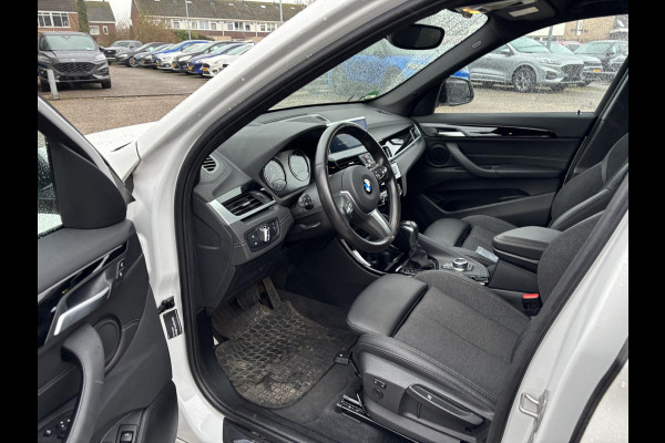 BMW X1 xDrive25e M Sport | Bellen voor bezichtiging | 220 PK PHEV | Plug-in Hybride | M pakket | Trekhaak | 19 inch | Camera | Sportstoelen | Stoelverwarming | Adaptive Led | Individual dakhemel | Elektrische achterklep | SCI