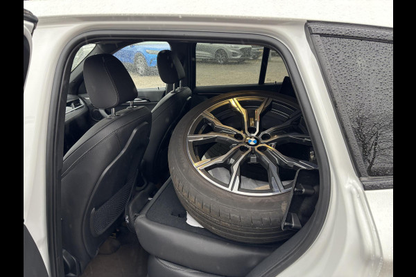 BMW X1 xDrive25e M Sport | Bellen voor bezichtiging | 220 PK PHEV | Plug-in Hybride | M pakket | Trekhaak | 19 inch | Camera | Sportstoelen | Stoelverwarming | Adaptive Led | Individual dakhemel | Elektrische achterklep | SCI