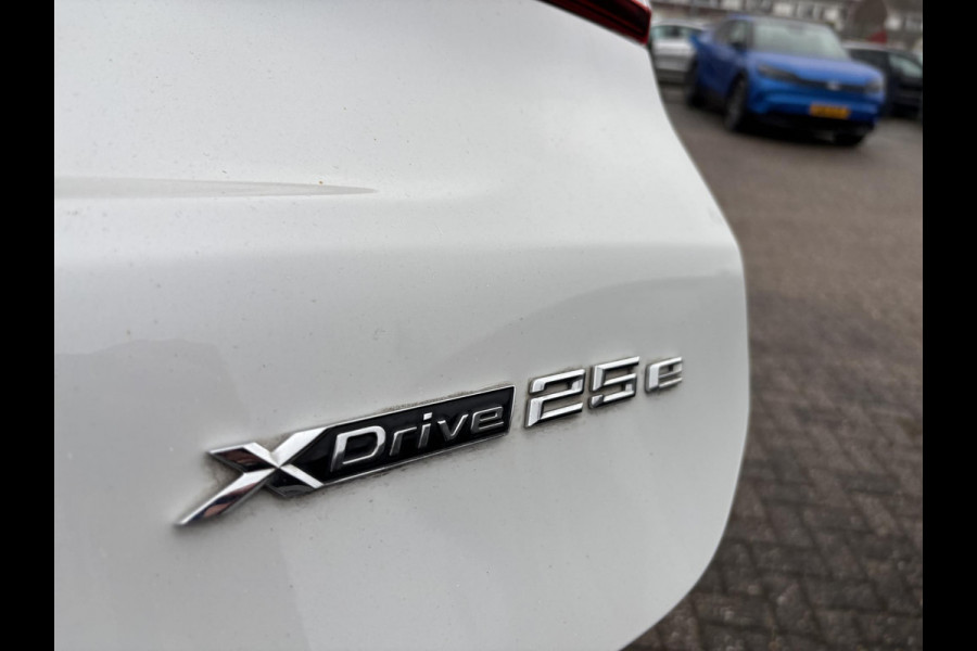 BMW X1 xDrive25e M Sport | Bellen voor bezichtiging | 220 PK PHEV | Plug-in Hybride | M pakket | Trekhaak | 19 inch | Camera | Sportstoelen | Stoelverwarming | Adaptive Led | Individual dakhemel | Elektrische achterklep | SCI