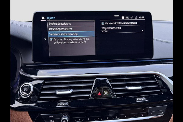 BMW 5 Serie Touring 530e xDrive M-Sport | Pano | Trekhaak | Laser | Harman Kardon | Head Up | Comfortstoelen elektrisch | ACC