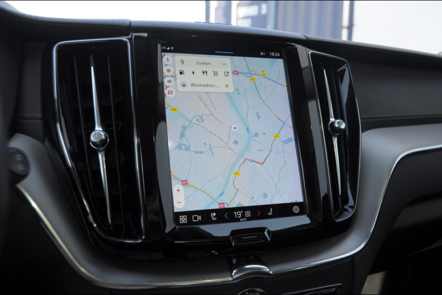 Volvo XC60 T8 390PK Automaat AWD Ultra Bright / Head-up display / Trekhaak/ Harman Kardon audio / Panoramadak / BLIS / Elektrisch bedienbare voorstoelen / Memory seats / Verwarmbare stoelen / Keyless entry /
