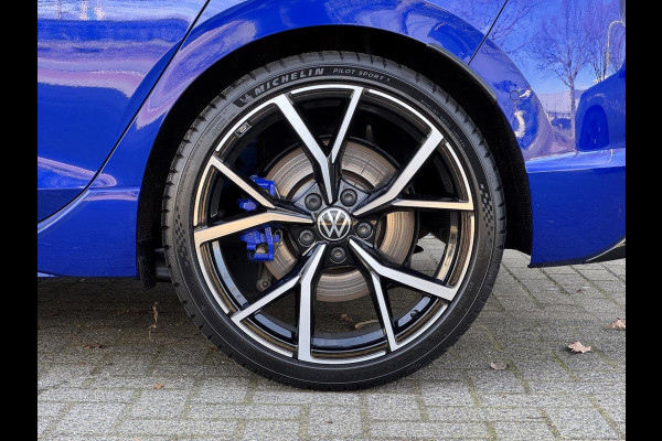 Volkswagen Golf 2.0 TSI R 4Motion / Adaptief Onderstel / Harman Kardon / 100% Historie / Panoramadak / LED / 19 Inch / Head-Up Display / Sportstoelen / Stoelverwarming / Stuurwiel Verwarmd / Dodehoek Detectie