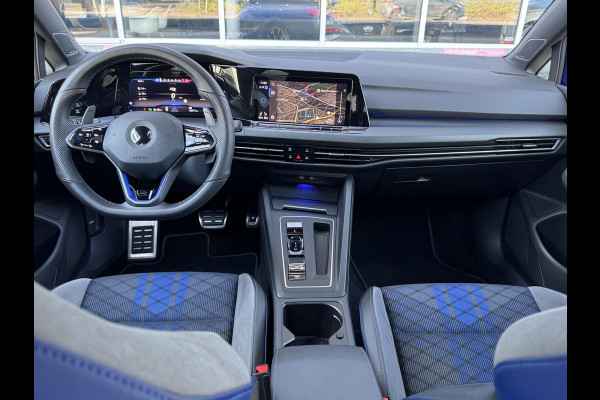 Volkswagen Golf 2.0 TSI R 4Motion / Adaptief Onderstel / Harman Kardon / 100% Historie / Panoramadak / LED / 19 Inch / Head-Up Display / Sportstoelen / Stoelverwarming / Stuurwiel Verwarmd / Dodehoek Detectie