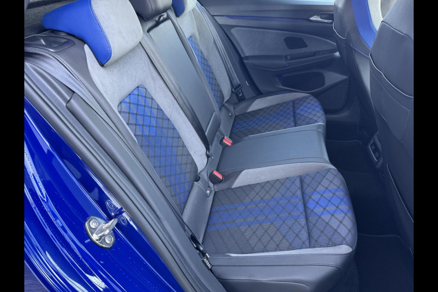 Volkswagen Golf 2.0 TSI R 4Motion / Adaptief Onderstel / Harman Kardon / 100% Historie / Panoramadak / LED / 19 Inch / Head-Up Display / Sportstoelen / Stoelverwarming / Stuurwiel Verwarmd / Dodehoek Detectie