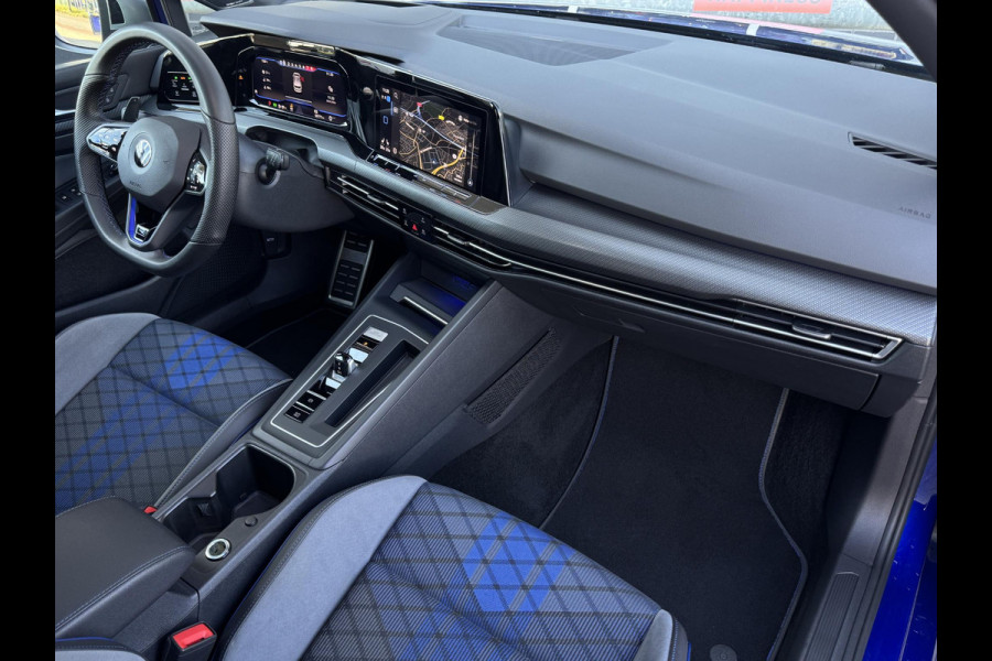 Volkswagen Golf 2.0 TSI R 4Motion / Adaptief Onderstel / Harman Kardon / 100% Historie / Panoramadak / LED / 19 Inch / Head-Up Display / Sportstoelen / Stoelverwarming / Stuurwiel Verwarmd / Dodehoek Detectie