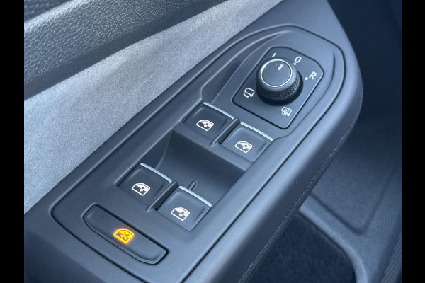 Volkswagen Golf 2.0 TSI R 4Motion / Adaptief Onderstel / Harman Kardon / 100% Historie / Panoramadak / LED / 19 Inch / Head-Up Display / Sportstoelen / Stoelverwarming / Stuurwiel Verwarmd / Dodehoek Detectie