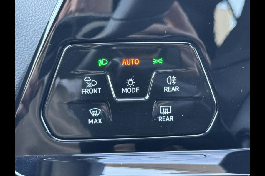 Volkswagen Golf 2.0 TSI R 4Motion / Adaptief Onderstel / Harman Kardon / 100% Historie / Panoramadak / LED / 19 Inch / Head-Up Display / Sportstoelen / Stoelverwarming / Stuurwiel Verwarmd / Dodehoek Detectie