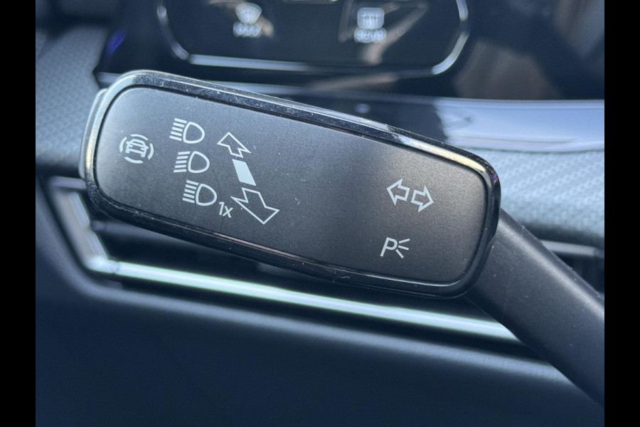 Volkswagen Golf 2.0 TSI R 4Motion / Adaptief Onderstel / Harman Kardon / 100% Historie / Panoramadak / LED / 19 Inch / Head-Up Display / Sportstoelen / Stoelverwarming / Stuurwiel Verwarmd / Dodehoek Detectie