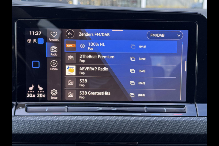 Volkswagen Golf 2.0 TSI R 4Motion / Adaptief Onderstel / Harman Kardon / 100% Historie / Panoramadak / LED / 19 Inch / Head-Up Display / Sportstoelen / Stoelverwarming / Stuurwiel Verwarmd / Dodehoek Detectie