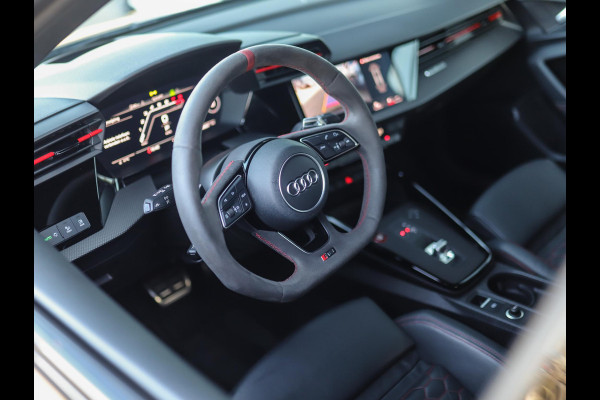 Audi RS 3 Limousine 2.5 TFSI A3 quattro | CT Carbon | RS-Dynamic | Matrix | Keyless | B&O | Leder | Camera