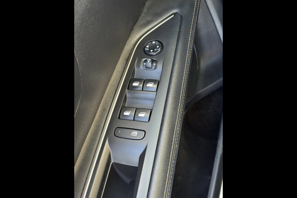 Peugeot 3008 1.2 PureTech GT Line - Panorama dak I Navigatie / Apple CarPlay I Airco I 1/2 Leer I Sport pakket I Dealer onderh.