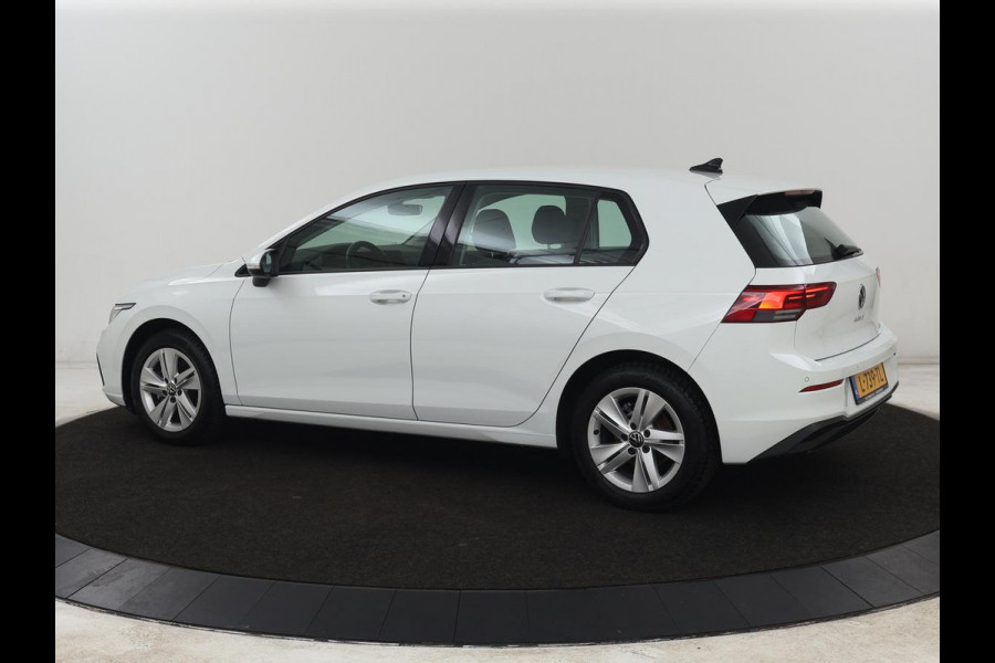 Volkswagen Golf 1.0 eTSI Life | Carplay | Sfeerverlichting | Adaptive cruise | Navigatie | Parkeerhulp | Full LED | Climate control | Bluetooth