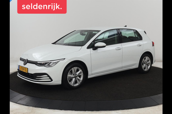 Volkswagen Golf 1.0 eTSI Life | Carplay | Sfeerverlichting | Adaptive cruise | Navigatie | Parkeerhulp | Full LED | Climate control | Bluetooth