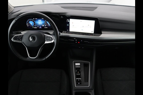 Volkswagen Golf 1.0 eTSI Life | Carplay | Sfeerverlichting | Adaptive cruise | Navigatie | Parkeerhulp | Full LED | Climate control | Bluetooth