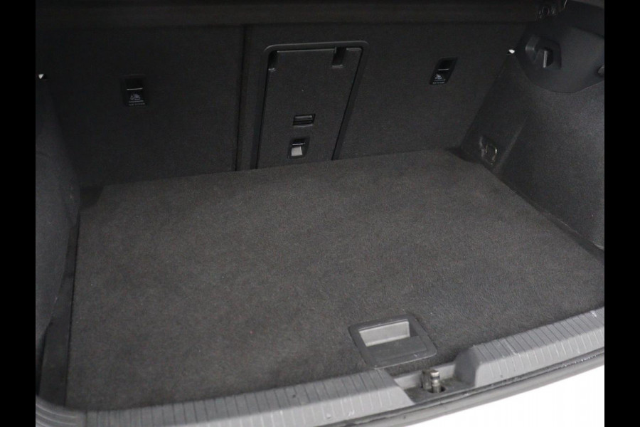 Volkswagen Golf 1.0 eTSI Life | Carplay | Sfeerverlichting | Adaptive cruise | Navigatie | Parkeerhulp | Full LED | Climate control | Bluetooth