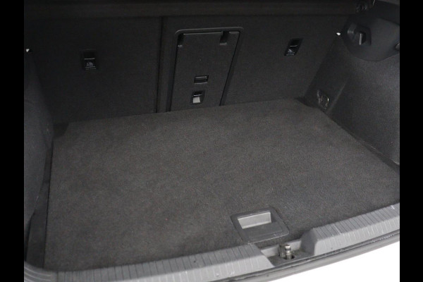 Volkswagen Golf 1.0 eTSI Life | Carplay | Sfeerverlichting | Adaptive cruise | Navigatie | Parkeerhulp | Full LED | Climate control | Bluetooth