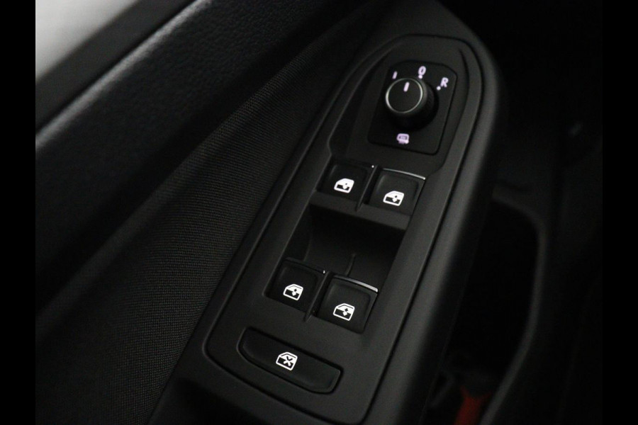 Volkswagen Golf 1.0 eTSI Life | Carplay | Sfeerverlichting | Adaptive cruise | Navigatie | Parkeerhulp | Full LED | Climate control | Bluetooth