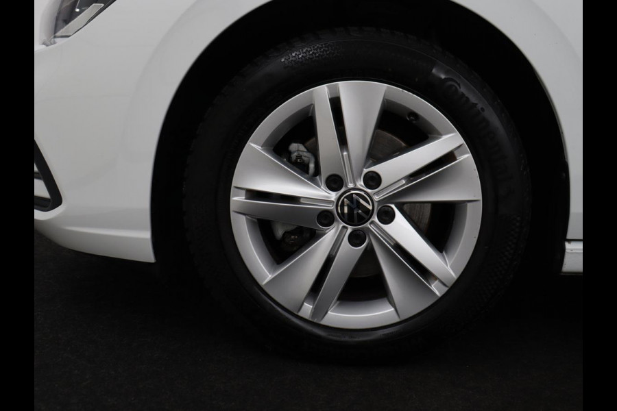 Volkswagen Golf 1.0 eTSI Life | Carplay | Sfeerverlichting | Adaptive cruise | Navigatie | Parkeerhulp | Full LED | Climate control | Bluetooth