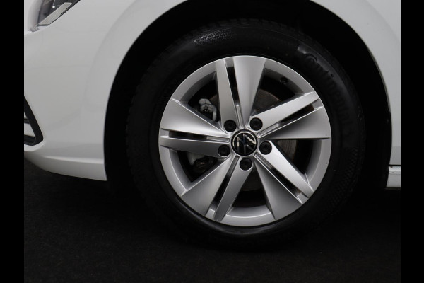 Volkswagen Golf 1.0 eTSI Life | Carplay | Sfeerverlichting | Adaptive cruise | Navigatie | Parkeerhulp | Full LED | Climate control | Bluetooth