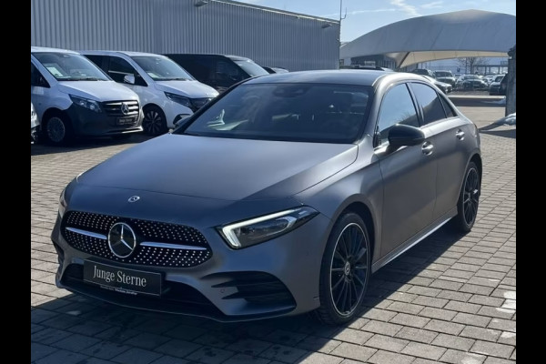 Mercedes-Benz A-Klasse 250e AMG ** MAGNO GRAU MAN - PANO, HuD, MEM, 19-inch LMV, DISTR, MBUX+ ** FULL OPTIONS, 1e EIG ** ** INFORMEER OOK NAAR ONZE AANTREKKELIJKE FINANCIAL-LEASE TARIEVEN **