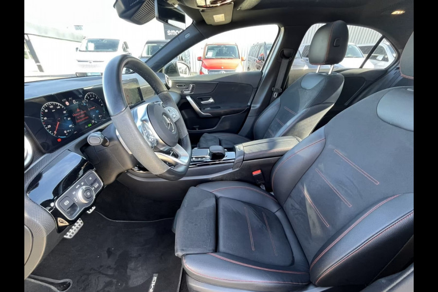 Mercedes-Benz A-Klasse 250e AMG ** MAGNO GRAU MAN - PANO, HuD, MEM, 19-inch LMV, DISTR, MBUX+ ** FULL OPTIONS, 1e EIG ** ** INFORMEER OOK NAAR ONZE AANTREKKELIJKE FINANCIAL-LEASE TARIEVEN **