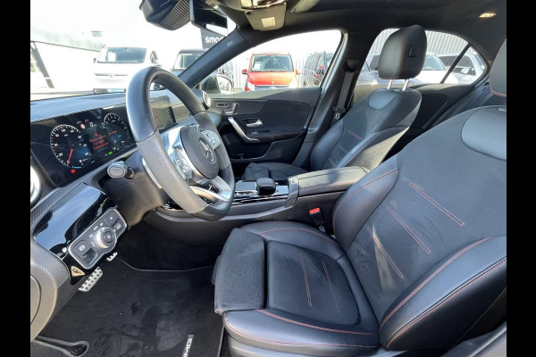 Mercedes-Benz A-Klasse 250e AMG ** MAGNO GRAU MAN - PANO, HuD, MEM, 19-inch LMV, DISTR, MBUX+ ** FULL OPTIONS, 1e EIG ** ** INFORMEER OOK NAAR ONZE AANTREKKELIJKE FINANCIAL-LEASE TARIEVEN **