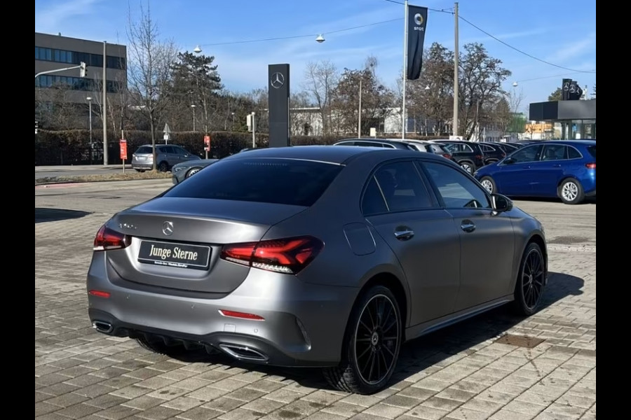 Mercedes-Benz A-Klasse 250e AMG ** MAGNO GRAU MAN - PANO, HuD, MEM, 19-inch LMV, DISTR, MBUX+ ** FULL OPTIONS, 1e EIG ** ** INFORMEER OOK NAAR ONZE AANTREKKELIJKE FINANCIAL-LEASE TARIEVEN **