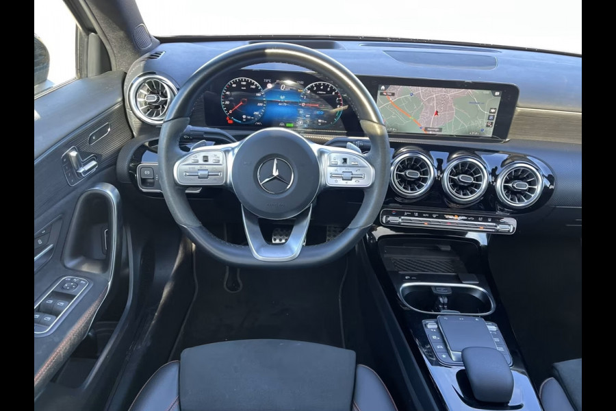 Mercedes-Benz A-Klasse 250e AMG ** MAGNO GRAU MAN - PANO, HuD, MEM, 19-inch LMV, DISTR, MBUX+ ** FULL OPTIONS, 1e EIG ** ** INFORMEER OOK NAAR ONZE AANTREKKELIJKE FINANCIAL-LEASE TARIEVEN **